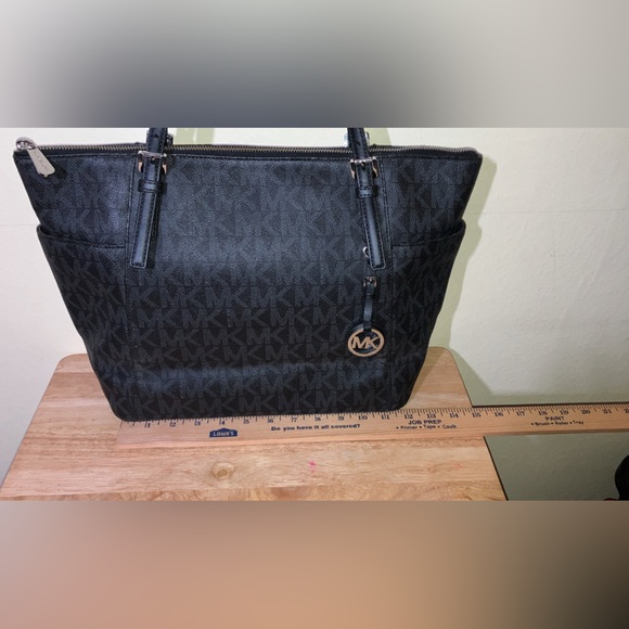 MICHAEL KORS BLACK JET SET TRAVEL SIGNATURE MD TOTE WOMENS HANDBAG PURSE - Picture 3 of 16